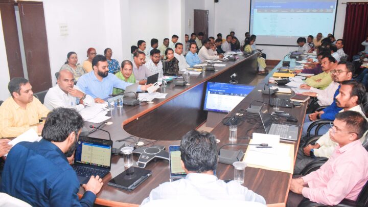 कलेक्टर रोहित व्यास ने सरगुजा क्षेत्र आदिवासी विकास प्राधिकरण के तहत संचालित विकास कार्यों की ली समीक्षा बैठक गुणवत्ता और समय सीमा में कार्य पूर्ण करने के दिए निर्देश