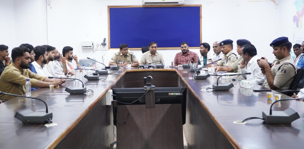 गणेशोत्सव को शांतिपूर्ण व व्यवस्थित रूप से मनाने शांति समिति की बैठक आयोजित प्रशासन की तरफ से प्रदान किया जाएगा सभी जरूरी सहयोग दुर्घटना से बचने दिए गए जरूरी निर्देश