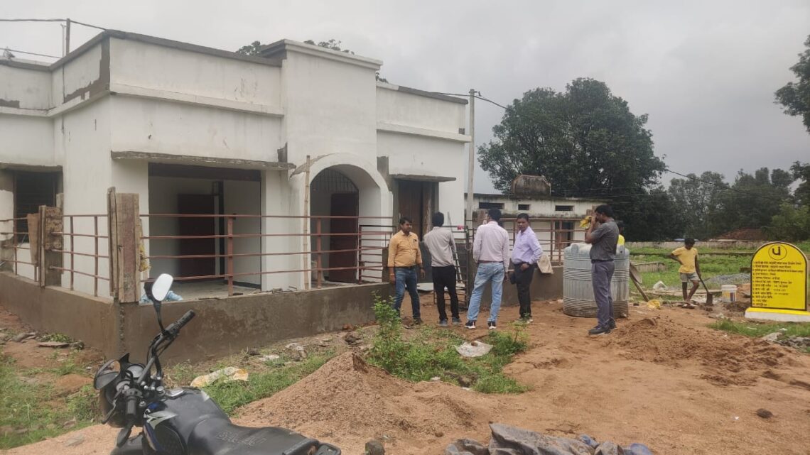 अधीक्षण अभियंता जी.एन. सिंह तंवर ने महतारी सदन निर्माण के कार्यों  का किया निरीक्षण समय- सीमा में और गुणवत्तापूर्ण कार्य करने के दिए निर्देश