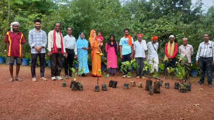 एक पेड़ मां के नाम‘‘ परंपरागत उपचार कर्ता वैद्यों को औषधि पौधों का किया गया वितरण घोलेंग एकलव्य विद्यालय में भी किया गया पौध रोपण