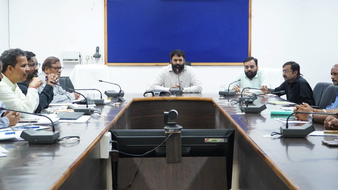 कलेक्टर ने अधिकारियों और ठेकेदारों को दी चेतावनी विकास कार्यों में लापरवाही बर्दाश्त नहीं की जाएगी सड़क के निर्माण कार्यों में गुणवत्ता के साथ किसी भी प्रकार का समझौता नहीं किया जाएगा जिसकी लापरवाही उन्हीं के ऊपर होगी कार्रवाई आम जनता को अच्छी सुविधाएं देना प्रशासन की पहली प्राथमिकता