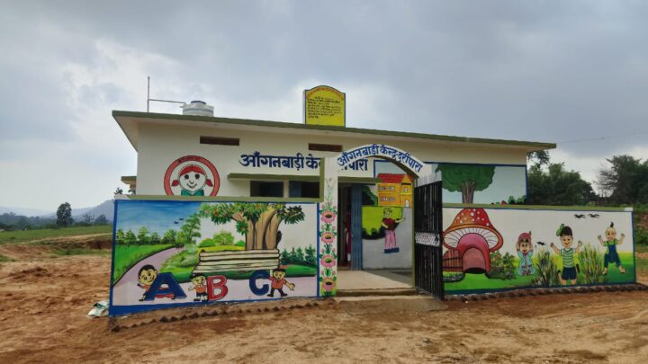 विशेष पिछड़ी जनजाति बसाहट गांव दर्रीपारा कुटमा में छोटे बच्चों के लिए पीएम जनमन आंगनबाड़ी बनकर तैयार छोटे बच्चों का बौद्धिक विकास और गर्म भोजन स्वास्थ्य जांच की भी दी जा रही सुविधा