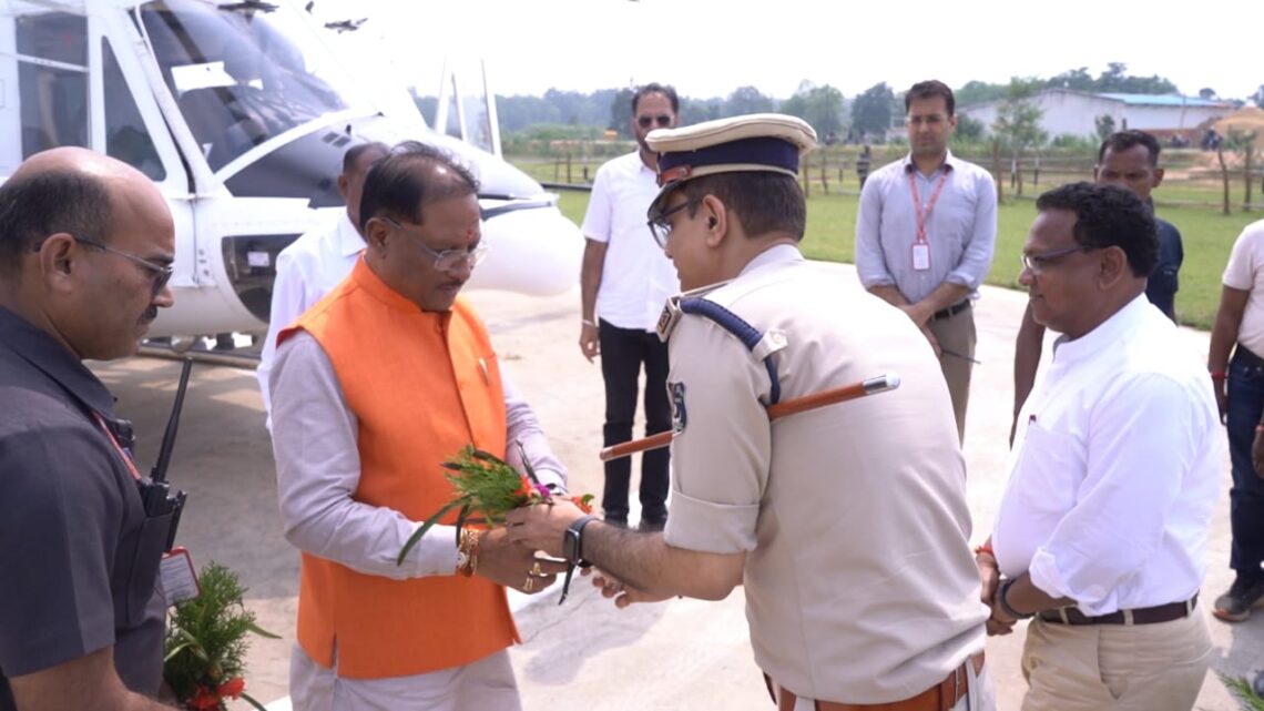 मुख्यमंत्री का बगिया हैलिपैड में आत्मीय स्वागत किया गया