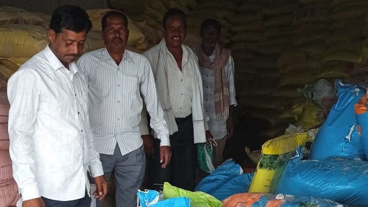 ऋण और खाद-बीज के रूप में किसानों को अब तक 52 करोड़ 04 लाख से अधिक की राशि किया गया है प्रदान लक्ष्य के विरूद्ध 72 प्रतिशत से अधिक का लक्ष्य हुआ है हासिल