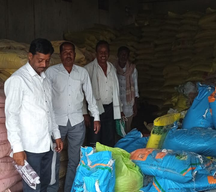 ऋण और खाद-बीज के रूप में किसानों को अब तक 52 करोड़ 04 लाख से अधिक की राशि किया गया है प्रदान लक्ष्य के विरूद्ध 72 प्रतिशत से अधिक का लक्ष्य हुआ है हासिल