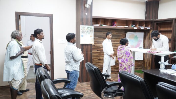 कलेक्टर रोहित व्यास ने जनदर्शन में सुनी आम लोगों की समस्याएं आवेदनों के समयबद्ध निराकरण को लेकर अधिकारियों को दिए निर्देश