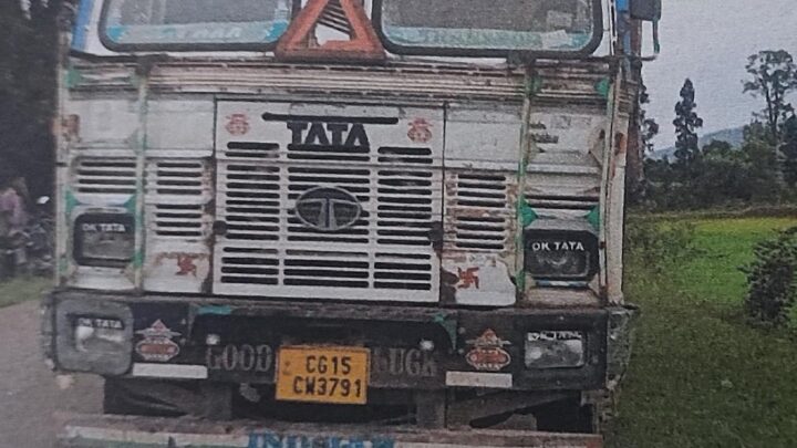 जशपुर वनमण्डल द्वारा अवैध काष्ठ का परिवहन करते वाहन एवं हाइड्रा जप्त वाहन में 16 नग सेमल लकड़ी के लट्ठे लोड पाए गए