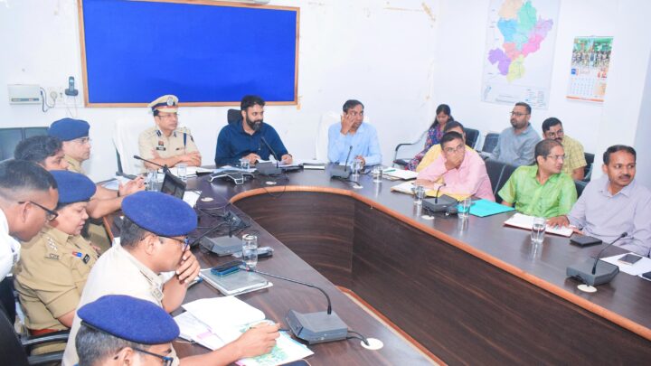 सड़कों पर घुमंतू मवेशियों पर प्रशासन सख्त: 07 दिनों में आवारा पशुओं को सड़कों से हटाने पशुपालकों को कलेक्टर ने दिए स्पष्ट निर्देश कलेक्टर की अध्यक्षता में जिलास्तरीय सड़क  सुरक्षा समिति की बैठक का हुआ आयोजन