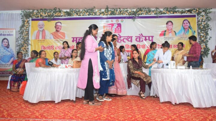 छत्तीसगढ़ रजत महोत्सव अंतर्गत श्महतारी मेगा हेल्थ कैम्पश् का हुआ आयोजन 109 महिलाओं की कैम्प में हुई स्वास्थ्य की जांच, चिकित्सकों ने दिए परामर्श
