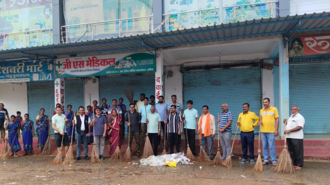 बगीचा नगर पंचायत में जनभागीदारी से चलाया जा रहा विशेष स्वच्छता अभियान जनप्रतिनिधियों, नागरिकों के साथ अधिकारी कंधे से कंधा मिला कर दे रहे स्वच्छता का संदेश
