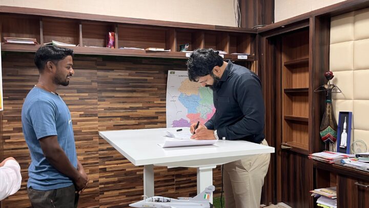 कलेक्टर रोहित व्यास ने जनदर्शन में सुनी आमजनों की समस्याएं जनदर्शन में प्राप्त आवेदनों के समयबद्ध निराकरण को लेकर अधिकारियों को दिए निर्देश