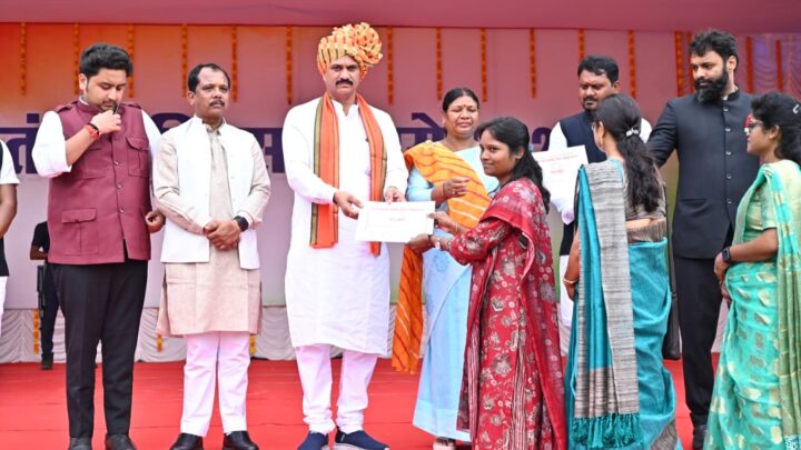 कुपोषण को दूर करने के लिए बेहतर कार्य करने वाले स्वास्थ्य विभाग और महिला बाल विकास विभाग के कर्मचारी हुए सम्मानित