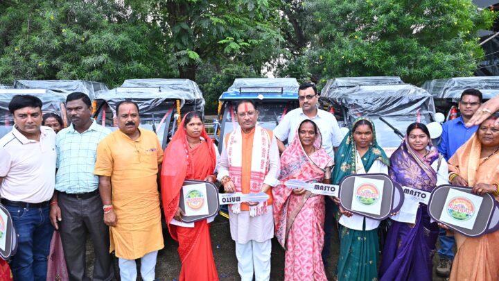 छत्तीसगढ़ के सभी बहनों की सुरक्षा और सहयोग के लिए प्रतिबद्धरू मुख्यमंत्री श्री विष्णुदेव साय मुख्यमंत्री ने नए जशपुर एक्सप्रेस का किया शुभारंभ बिहान की 12 दीदियों को प्रदान किया ई-रिक्शा