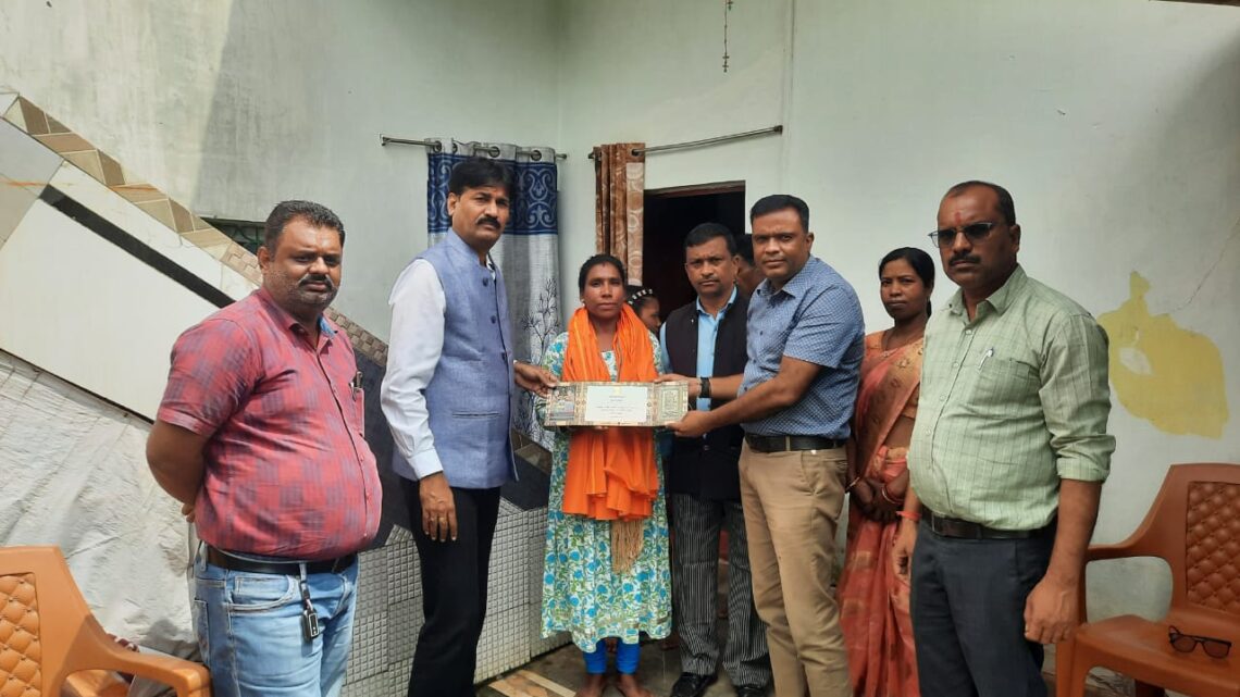 महामहिम राष्ट्रपति के हाथों 15 अगस्त को प्रधानमंत्री आवास योजना के हितग्राही सुमन होंगे सम्मानित राष्ट्रपति भवन से मिला निमंत्रण-पत्र