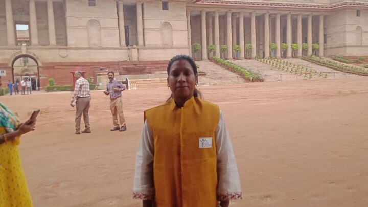 राष्ट्रपति भवन में आयोजित एट होम रिसेप्शन में शामिल हुई बगीचा की  सुमन तिर्की एट होम रिसेप्शन में प्रधानमंत्री, केंद्रीय मंत्रीगण, विभिन्न क्षेत्रों के प्रख्यात व्यक्तित्व, कल्याणकारी योजनाओं के लाभार्थी थे शामिल छत्तीसगढ़ से प्रधानमंत्री आवास योजना शहरी की लाभार्थी सुमन तिर्की को ही मिला यह अवसर