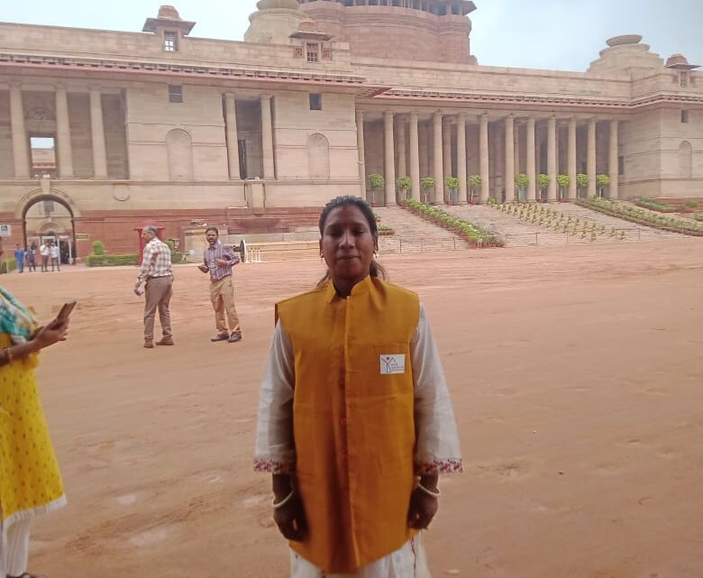 राष्ट्रपति भवन में आयोजित एट होम रिसेप्शन में शामिल हुई बगीचा की  सुमन तिर्की एट होम रिसेप्शन में प्रधानमंत्री, केंद्रीय मंत्रीगण, विभिन्न क्षेत्रों के प्रख्यात व्यक्तित्व, कल्याणकारी योजनाओं के लाभार्थी थे शामिल छत्तीसगढ़ से प्रधानमंत्री आवास योजना शहरी की लाभार्थी सुमन तिर्की को ही मिला यह अवसर