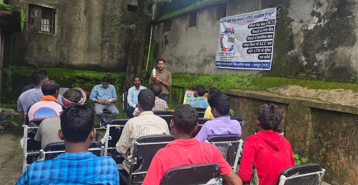 गिनाबहार एवं दुलदुला में फसल चक्र परिवर्तन हेतु कार्यशाला का हुआ आयोजन कार्यशाला में तरल यूरिया एवं तरल डीएपी के प्रयोग हेतु किसानों को किया गया प्रोत्साहित