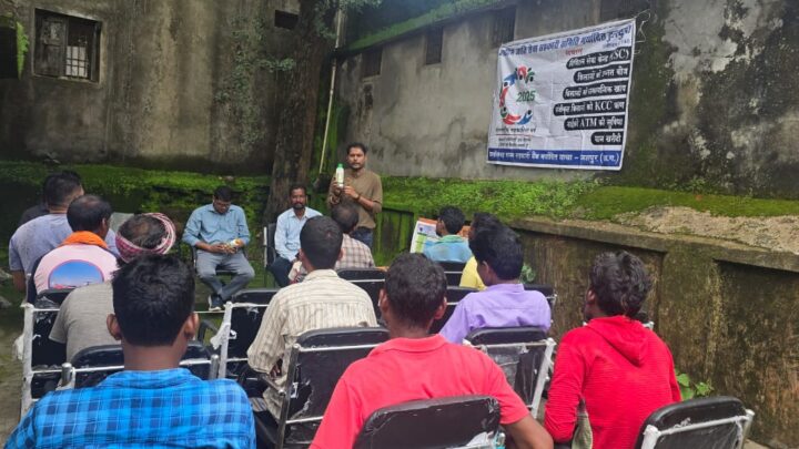 गिनाबहार एवं दुलदुला में फसल चक्र परिवर्तन हेतु कार्यशाला का हुआ आयोजन कार्यशाला में तरल यूरिया एवं तरल डीएपी के प्रयोग हेतु किसानों को किया गया प्रोत्साहित