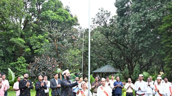 स्वतंत्रता दिवस पर कलेक्टर रोहित व्यास ने कलेक्ट्रेट निवास में किया ध्वजारोहण स्वतंत्रता दिवस की दी बधाई और शुभकामनाएं