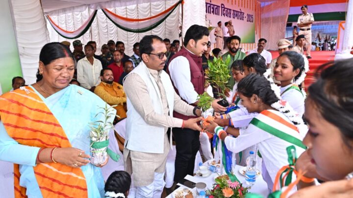 स्वास्थ्य मंत्री श्री श्याम बिहारी जायसवाल ने सर्किट हाउस में किया सिंदूरी के पौधे का रोपण विधायक श्रीमती रायमुनी भगत एवं जिला पंचायत अध्यक्ष ने भी श्एक पेड़ मां के नामश् अंतर्गत किया पौधारोपण