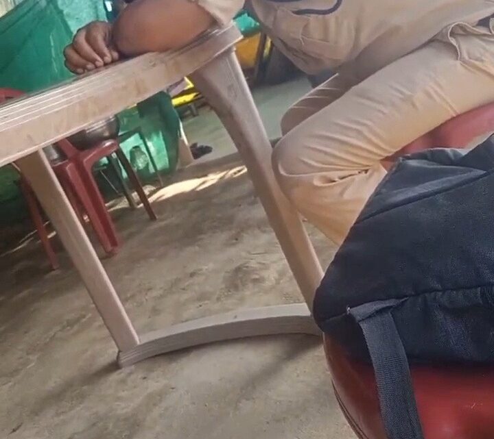 शराब के नशे में धुत मिला आरक्षक, न्यायालय में वारंट पेश करने आया था