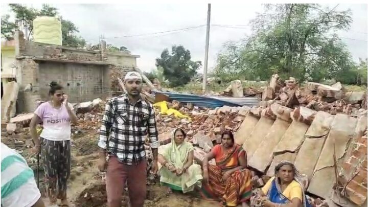 पीएम आवास योजना के निर्माणाधीन मकानों पर बुलडोजर, बिना नोटिस गिराया गया ढांचा
