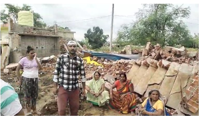 पीएम आवास योजना के निर्माणाधीन मकानों पर बुलडोजर, बिना नोटिस गिराया गया ढांचा