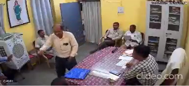 शिक्षिका को रिलीव करने पर बौखलाये प्रधान पाठक पति ने खोया आपा, BEO आफिस में घुसकर दे दी धमकी, वीडियो वायरल
