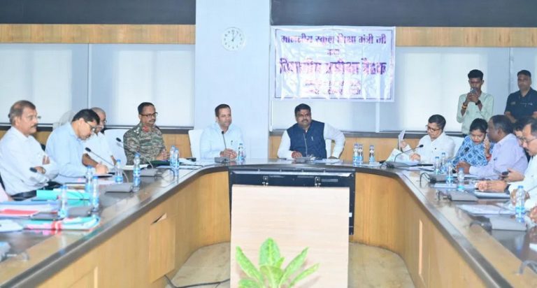 शिक्षा मंत्री गजेन्द्र यादव की हाईलेवल मीटिंग : पहली बैठक में शिक्षा मंत्री की दो टूक, CAC को लेना होगा क्लास, शिक्षा गुणवत्ता का दिखना चाहिये असर, जानिये आज बैठक में क्या-क्या हुआ..