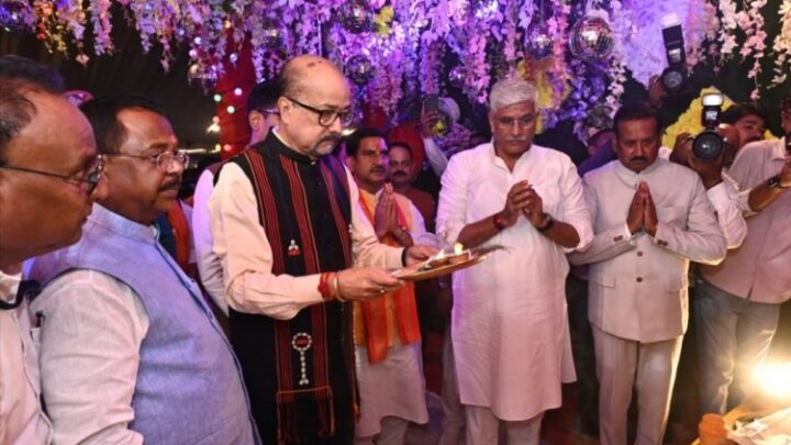 राज्यपाल ने 40 वें चक्रधर समारोह का किया भव्य शुभारम्भ     राज्यपाल ने 40 वें चक्रधर समारोह का किया भव्य शुभारम्भ अतीत की स्वर्णिम स्मृतियों से जोड़ने और हमारे अमूल्य विरासत को संजोने का महान संकल्प है चक्रधर समारोह: राज्यपाल श्री डेका  राज्यपाल ने 40वें चक्रधर समारोह का किया भव्य शुभारंभ  विघ्नहर्ता की आराधना के साथ आस्था, संस्कृति, साहित्य और कला के अद्भुत संगम की 10 दिवसीय यात्रा का शानदार आगाज  शास्त्रीय संगीत के गायन वादन से लेकर स्थानीय लोक कलाकारों को मिलेगा मंच