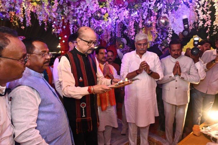 राज्यपाल ने 40 वें चक्रधर समारोह का किया भव्य शुभारम्भ     राज्यपाल ने 40 वें चक्रधर समारोह का किया भव्य शुभारम्भ अतीत की स्वर्णिम स्मृतियों से जोड़ने और हमारे अमूल्य विरासत को संजोने का महान संकल्प है चक्रधर समारोह: राज्यपाल श्री डेका  राज्यपाल ने 40वें चक्रधर समारोह का किया भव्य शुभारंभ  विघ्नहर्ता की आराधना के साथ आस्था, संस्कृति, साहित्य और कला के अद्भुत संगम की 10 दिवसीय यात्रा का शानदार आगाज  शास्त्रीय संगीत के गायन वादन से लेकर स्थानीय लोक कलाकारों को मिलेगा मंच