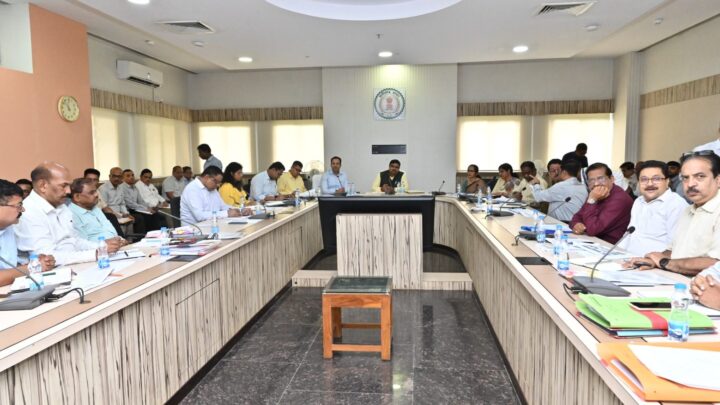 बैठक में भड़के शिक्षा मंत्री, भरी बैठक में DEO पर लिया एक्शन, अफसरों को दिये दो टूक निर्देश, नवंबर तक सर्विस बुक ….