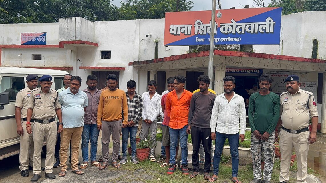 जशपुर पुलिस की कार्यवाही, जुआ खेलते पकड़ा 14 लोगों को, जुआ फड़ से 54,250 रु को किया जप्त