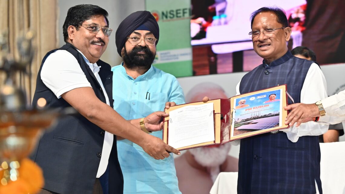 प्रदेश में सौर ऊर्जा के उपभोक्ता ऊर्जा उत्पादक के साथ-साथ बन रहे हैं ऊर्जा दाता : मुख्यमंत्री श्री साय  पीएम सूर्यघर मुफ्त बिजली योजना अंतर्गत राज्य सरकार की 1.85 करोड़ रुपये की सब्सिडी का ऑनलाइन अंतरण  मुख्यमंत्री ने सौर ऊर्जा के क्षेत्र में व्यापक जागरूकता के लिए सूर्य रथ को दिखाई हरी झंडी  मुख्यमंत्री सौर ऊर्जा जागरूकता और प्रोत्साहन अभियान में हुए शामिल, उत्कृष्ट वेंडरों को किया सम्मानित