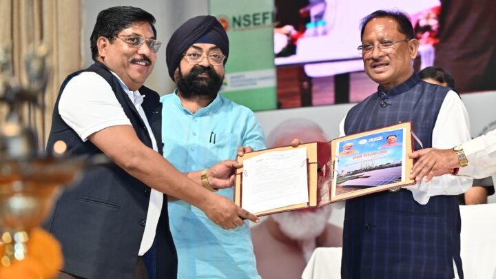 प्रदेश में सौर ऊर्जा के उपभोक्ता ऊर्जा उत्पादक के साथ-साथ बन रहे हैं ऊर्जा दाता : मुख्यमंत्री श्री साय  पीएम सूर्यघर मुफ्त बिजली योजना अंतर्गत राज्य सरकार की 1.85 करोड़ रुपये की सब्सिडी का ऑनलाइन अंतरण  मुख्यमंत्री ने सौर ऊर्जा के क्षेत्र में व्यापक जागरूकता के लिए सूर्य रथ को दिखाई हरी झंडी  मुख्यमंत्री सौर ऊर्जा जागरूकता और प्रोत्साहन अभियान में हुए शामिल, उत्कृष्ट वेंडरों को किया सम्मानित