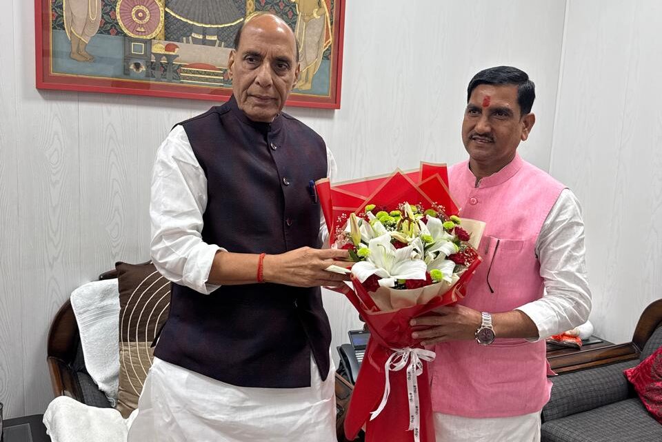 “बिलासपुर हवाई सुविधा विस्तार हेतु केंद्रीय मंत्री तोखन साहू ने रक्षा मंत्री राजनाथ सिंह से की मुलाकात