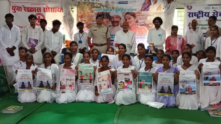 संत गहीरा गुरु संस्कृत महाविद्यालय सामरबहार में पुलिस व यूनिसेफ की टीम के द्वारा “click safe’ व”सजग समाज, सुरक्षित भविष्य” को लेकर  किया गया जागरूकता कार्यक्रम का आयोजन, छात्र/छात्राओं को, साइबर सुरक्षा, मानव तस्करी, नोनी रक्षा, व यातायात सुरक्षा के संबंध में किया जागरूक