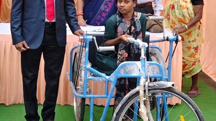 राजेश के प्रयास से एडीजे साहब ने चांदनी को अपने हाथों से दिया ट्रायसकल