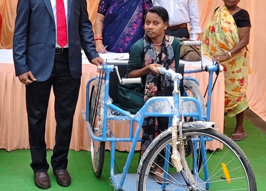राजेश के प्रयास से एडीजे साहब ने चांदनी को अपने हाथों से दिया ट्रायसकल