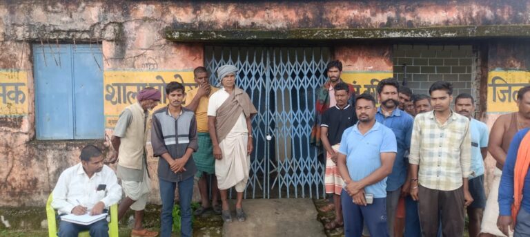 ग्रामीणों ने स्कूल में जड़ दिया ताला,लंबे समय से मिल रही थीं शिकायत