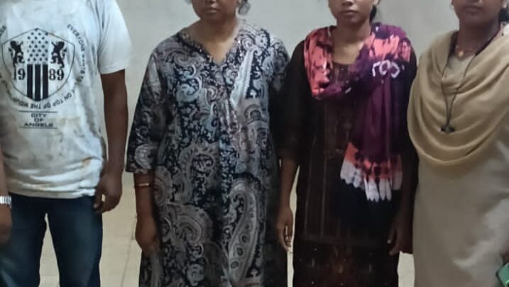 अस्पताल में माता पिता से नवजात बच्ची को इलाज के बहाने ले गई थी नर्स, फर्जी तरीके से कागज में दस्तखत करा ,दे दिया एक दंपत्ति को गोद नामे पर     पुलिस ने आरोपिया नर्स सहित गोद लेने वाले दंपत्ति को भी किया गिरफ्तार