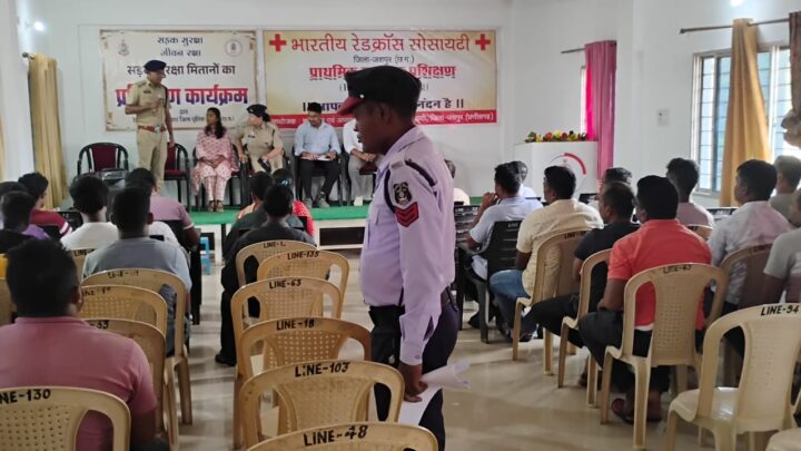 जशपुर पुलिस व प्रशासन के संयुक्त तत्वाधान में रक्षित केंद्र जशपुर में, सड़क सुरक्षा मितानों, हेतु प्रशिक्षण कार्यक्रम का हुआ शुभारंभ, विशेषज्ञ डॉक्टरों की टीम कर रही है, सड़क  दुर्घटनाओं के दौरान घायलों के प्राथमिक उपचार हेतु सड़क सुरक्षा मितानों को प्रशिक्षित