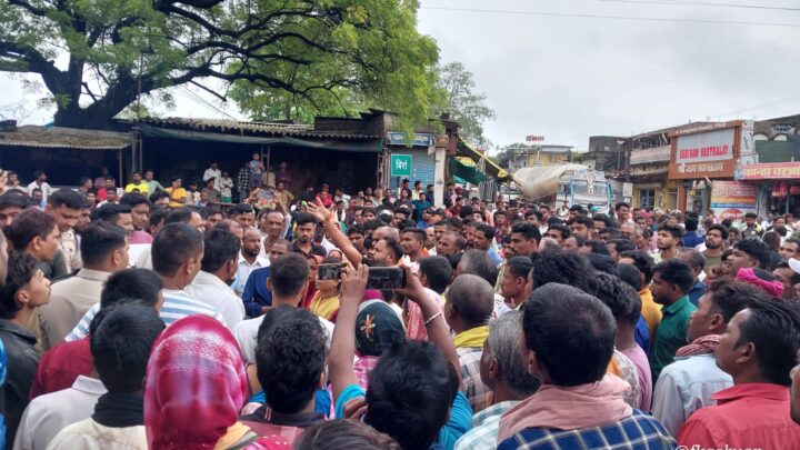 करही में जहरीली शराब पीने से दो कि मौत,ग्रामीणों ने बिर्रा चौक में किये 3 घंटे चक्काजाम,पोस्टमार्टम,फरेंसिक रिपोर्ट आने पर 10 दिनों में कार्यवाही के लिखित आश्वासन