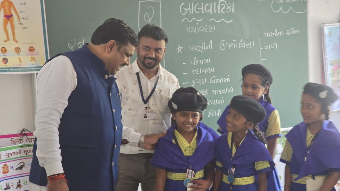 स्कूलों में अब गुजरात फार्मूले की मदद से पढ़ाएंगे बच्चों को  शिक्षा मंत्री गजेंद्र ने अहमदाबाद में हो रहे रिसर्च देखे