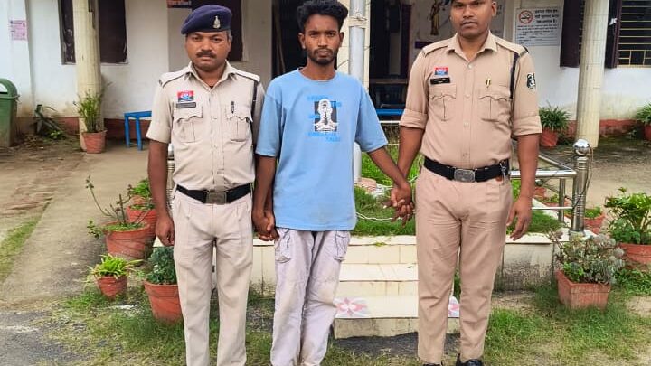 जशपुर पुलिस ने दो बच्चियों को ढूंढ, दो परिवारों के चेहरे पर लौटाई खुशियां,सिटी कोतवाली जशपुर के मामले में नाबालिक को भगा ले गया था आरोपी, वहीं चौकी सोनक्यारी के मामले, घर वालों की किसी बात से नाराज हो कर, बिना बताए चली गई थी, नाबालिक बालिका,पुलिस ने दोनों नाबालिक बालिकाओं को ढूंढ कर दिया है परिजनों के सुपुर्द