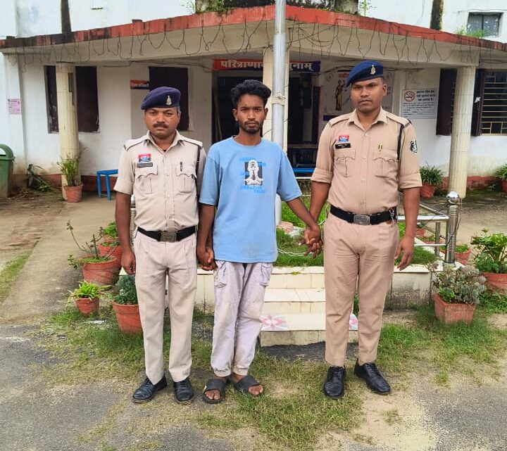 जशपुर पुलिस ने दो बच्चियों को ढूंढ, दो परिवारों के चेहरे पर लौटाई खुशियां,सिटी कोतवाली जशपुर के मामले में नाबालिक को भगा ले गया था आरोपी, वहीं चौकी सोनक्यारी के मामले, घर वालों की किसी बात से नाराज हो कर, बिना बताए चली गई थी, नाबालिक बालिका,पुलिस ने दोनों नाबालिक बालिकाओं को ढूंढ कर दिया है परिजनों के सुपुर्द