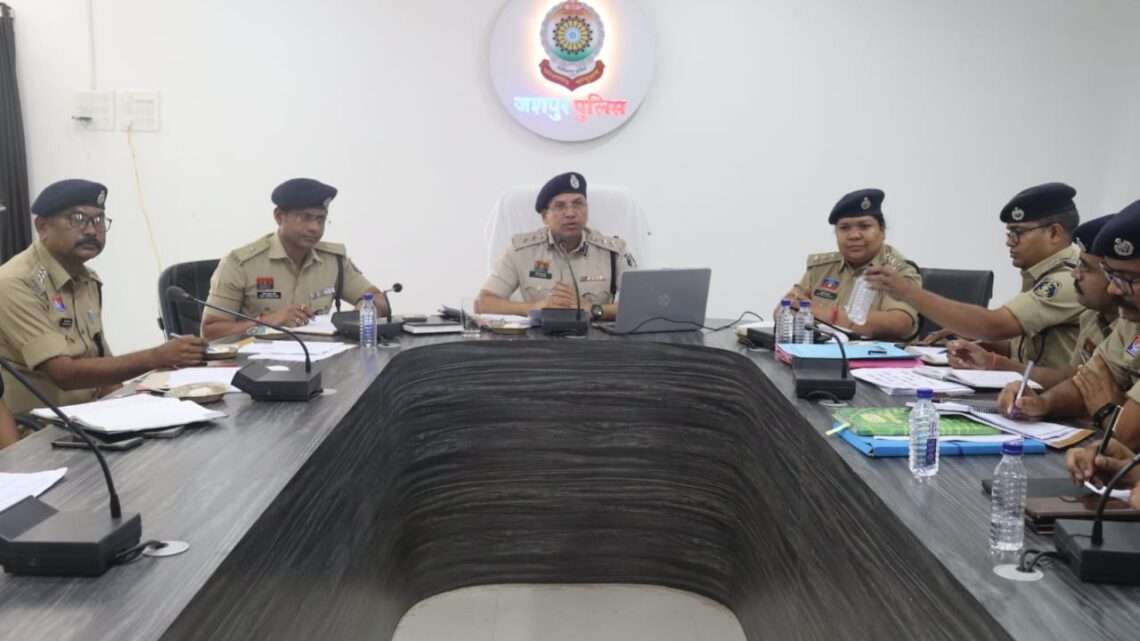 दुर्गा पूजा पंडालों में सुरक्षा की दृष्टि से समिति के सदस्यों से सतत संपर्क बनाए रखें। लंबे समय से फरारी काट रहे अपराधियों की खैर नहीं, अभियान में और गति आयेगी, एसएसपी शशि मोहन सिंह ने क्राईम मीटिंग लेकर लंबित अपराध, शिकायत, मर्ग के निराकरण एवं अवैध गतिविधियों पर प्रभावी लगाम लगाने के दिये निर्देश,