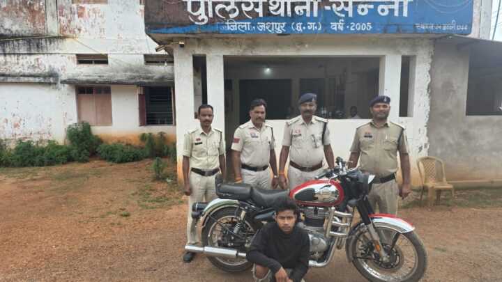दो मोटर साइकल चोर को गोरखपुर उत्तर प्रदेश से ढूंढ लाई जशपुर पुलिस गिरफ्तार कर भेजा जेल,मामले में शामिल अन्य 06 आरोपी हैं फरार, पुलिस ने कर लिया है चिन्हित, पता साजी जारी