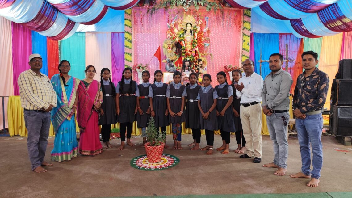 स्कूली बच्चों ने किया शिक्षकों के साथ देवी दर्शन