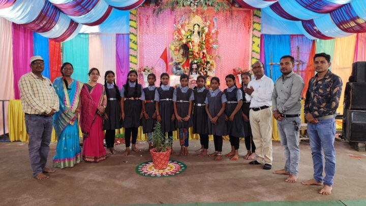 स्कूली बच्चों ने किया शिक्षकों के साथ देवी दर्शन